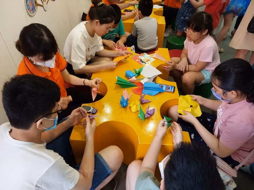 折纸是越南人比较熟悉的日本传统游戏，其为一种以纸张折成各种不同形状的艺术活动。折纸让孩子学会思考，提高动手能力，也有利于培养良好的习惯、观察力、注意力、想象力和审美能力。儿童通过折纸，可以培养他们的动手能力，而且“十指连心”，通过动手，开发了大脑，使大脑得到了开发和锻炼，使大脑可以得到最大限度的利用，同时也促进了对其他知识的学习。图自Vietnam+