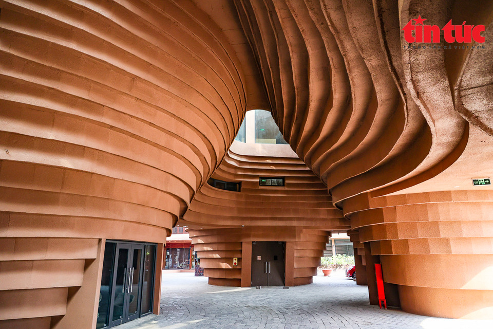 该建筑设计的灵感来自于制作手工陶器的陶轮，其主要材料是陶砖、陶瓦和马赛克瓷砖等。图自越通社信息报