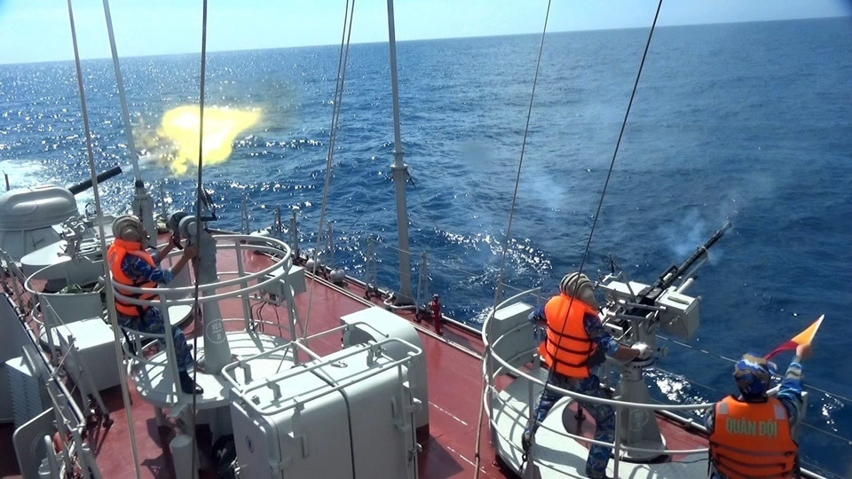 167号旅战士在海上进行实弹射击训练。图自越通社