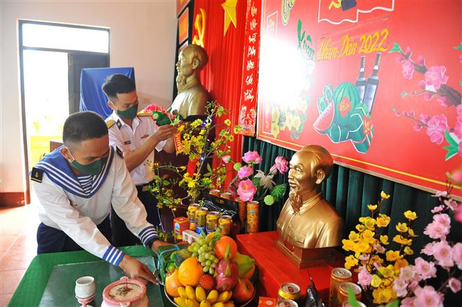 安邦岛上的干部战士准备过年传统菜肴。图自越通社