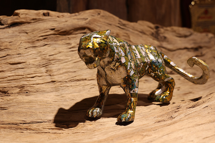 气势磅礴的漆制老虎造像。图自越通社