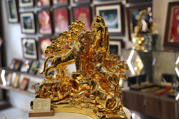 五福金虎雕像因为象征人生的愉快、幸运、长寿、亨通、平安而深受消费者的青睐。图自越通社信息报