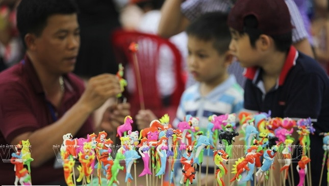 捏面塑是越南民间流传甚广的手工艺，这种手工艺需要拥有灵巧的双手。图自越南画报 