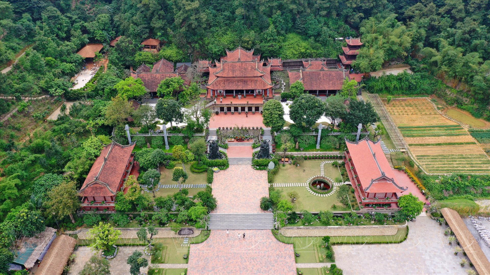 隐藏在山脚下松林中的地藏飞莱寺给游客带来宁静无比的感觉。图自越南画报/越通社