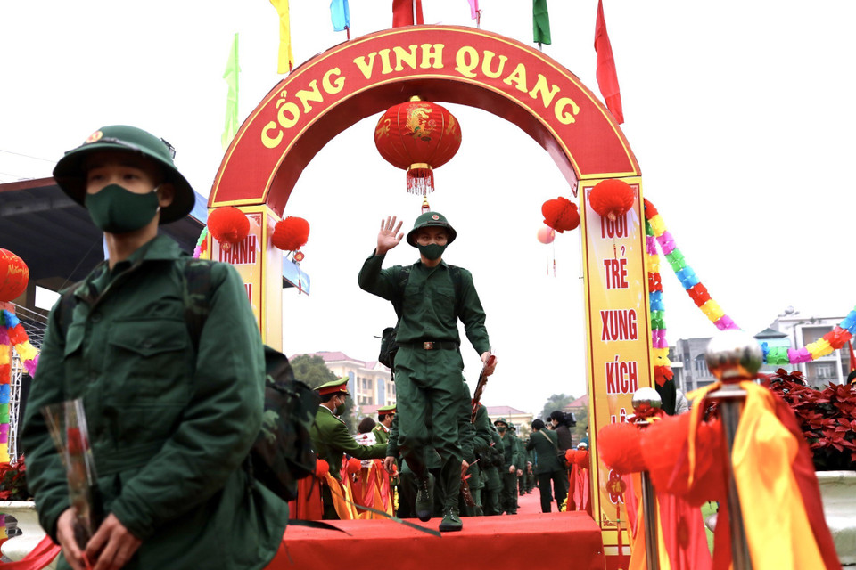 河内市巴维县新兵启程奔赴军营。图自越通社