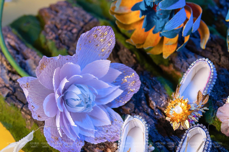 美丽花朵完美精致地附加到四府娃娃服装上。图自越南画报