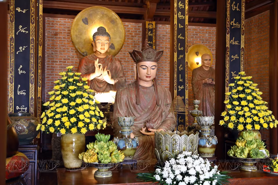 供奉观音菩萨、德神和诸位圣贤的殿堂。图自越南画报/越通社