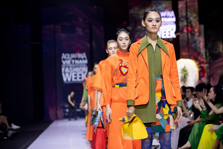 服装上的每一个精致花纹都充分展现黄鹃设计师的个人风格。图自Vietnam+