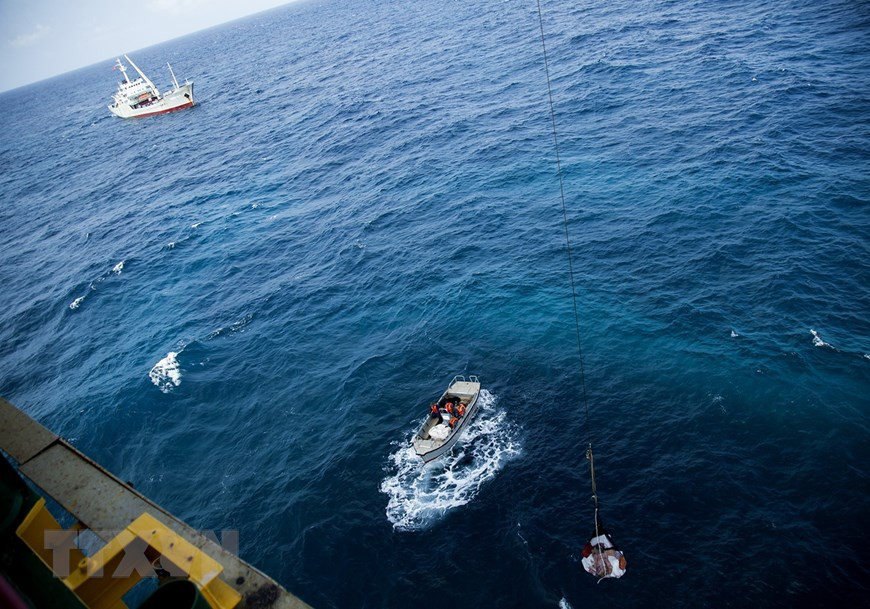 矗立在海上的DK1高脚屋是越南大陆架主权的标志性建筑，由海军战士日夜守卫。图自越通社