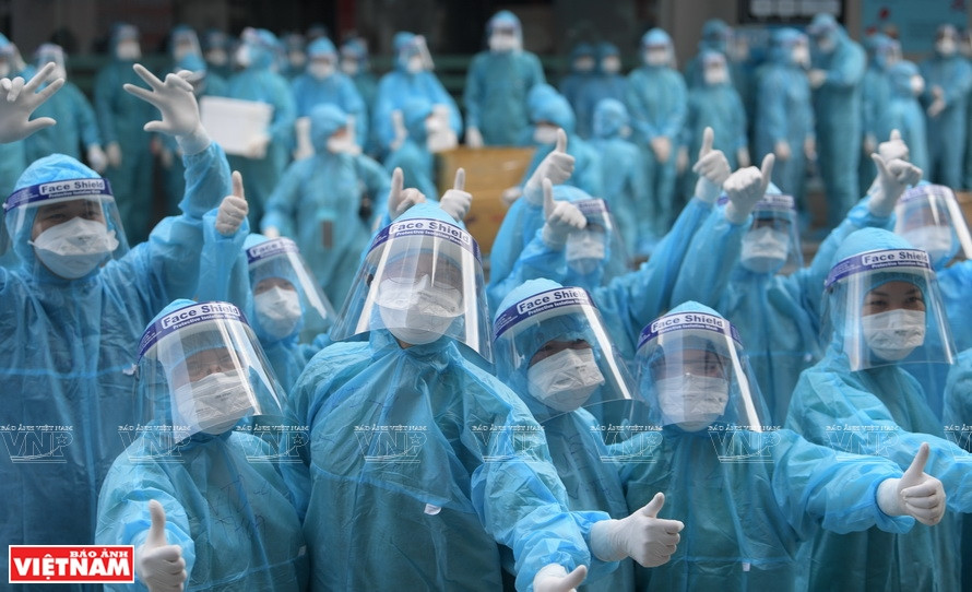 在北江和北宁两省新冠疫情基本得到控制后，来自全国各地的近3000名医务人员都非常兴奋。图自越通社