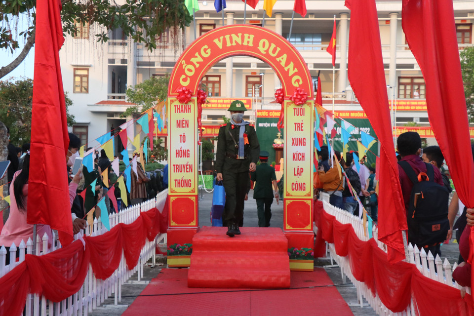 薄辽省新兵启程奔赴军营。图自越通社