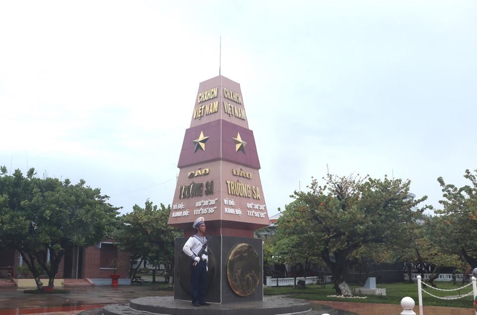 越南海军战士在长沙岛上执行捍卫海洋与岛屿主权的任务。图自越通社