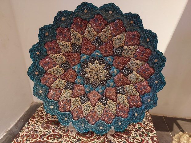 伊朗的手工艺品中最出名的莫过于米娜，Khatam和波斯地毯。 而米娜看像瓷器， 其实是铜制的。米娜是在金属表面上釉、着色、绘画的复杂艺术，采取细密画和珐琅工艺。在波斯语中的意思是女神的面纱，代表着天空的颜色，因此大部分的米娜是以天蓝色为底色，展现出了优美的体态和绚丽的色彩。图自Vietnam+