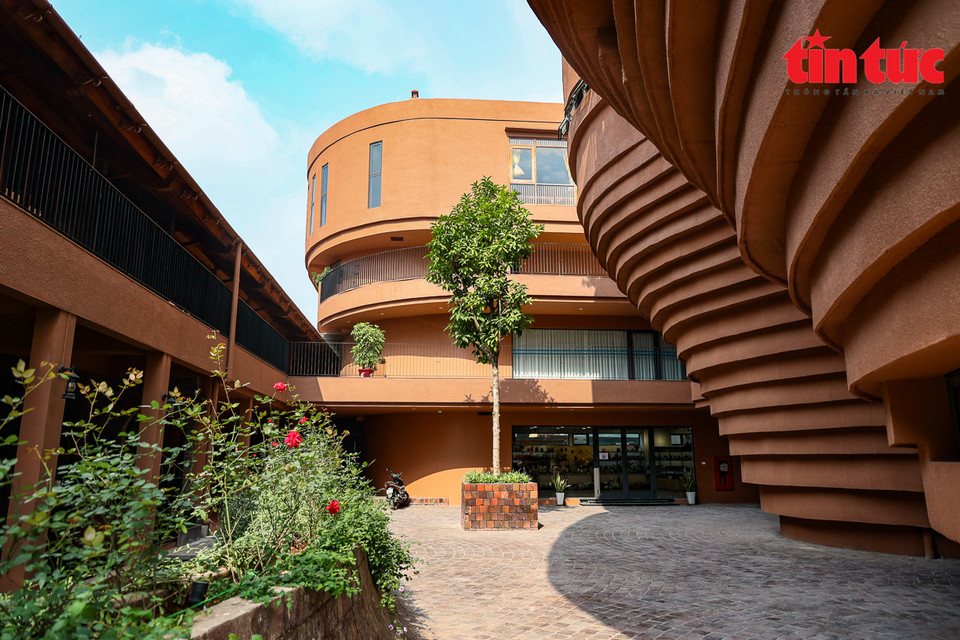 一楼是1个陶瓷广场，这是参观者与艺人互动的平台，也是举办传统文化活动的地方。图自越通社信息报