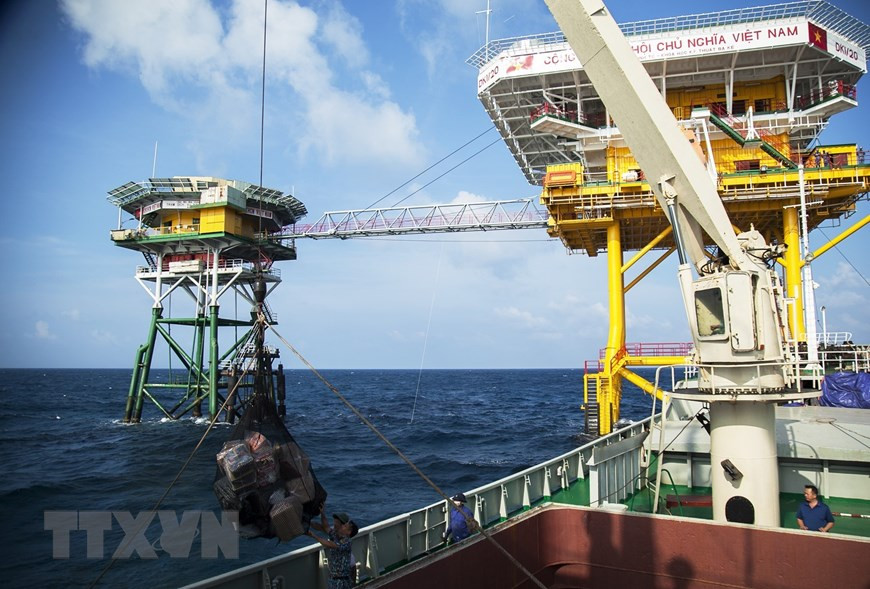 一批批年货从10号长沙船送到DK1高脚屋。图自越通社