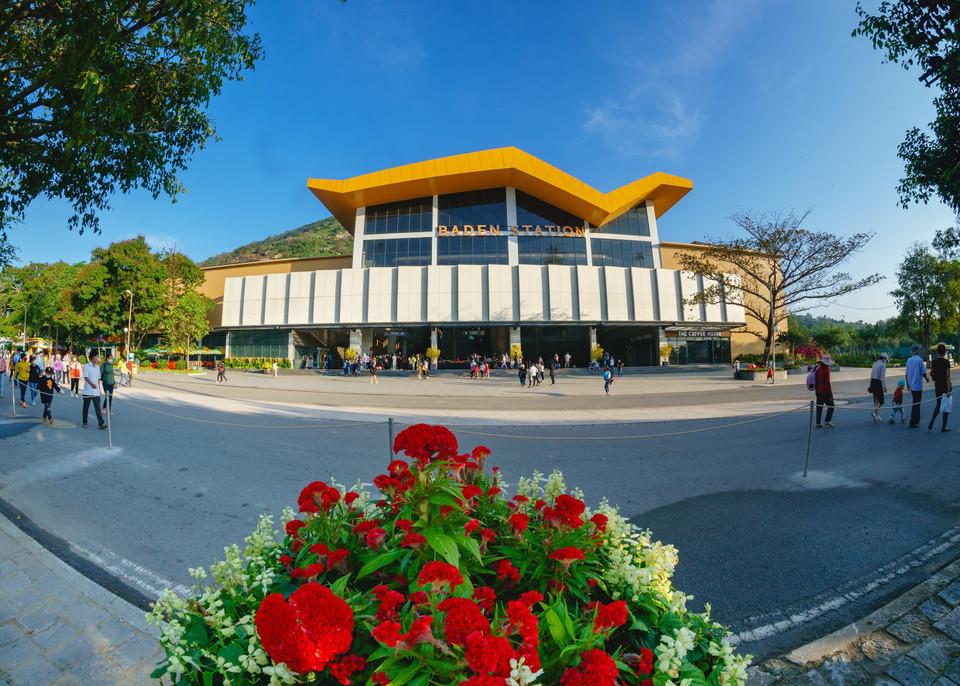 黑婆山峰缆车站是世界上最大的缆车站，吸引众多游客前来观光游览。图自越通社