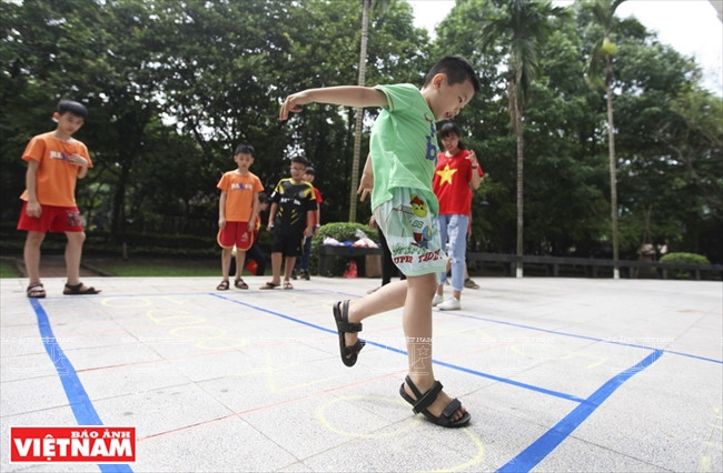 单脚跳游戏。图自越南画报