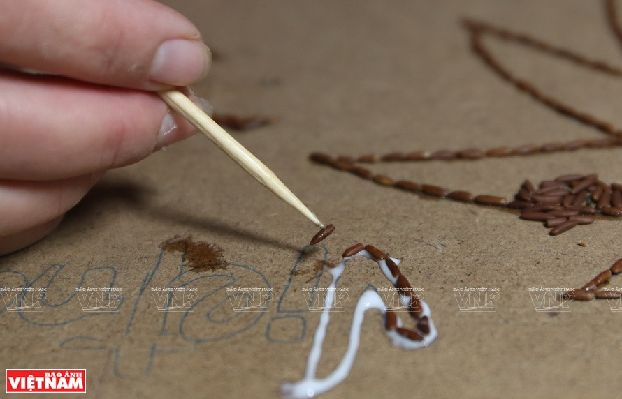 大米画使用工业白乳胶，因此米粒粘得牢牢。图自越南画报