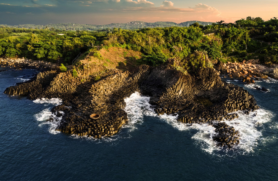 绥安县安宁东乡石盤滩（Gành Đá Đĩa）国家级特殊名胜。石盘滩是越南最独特的天然奇观之一，同时也是富安省绝妙景点之一。图自越通社