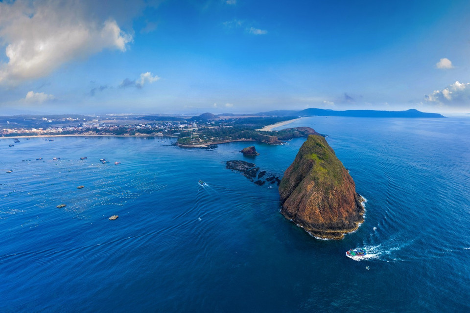 燕岛显得十分雄壮美丽。图自越通社