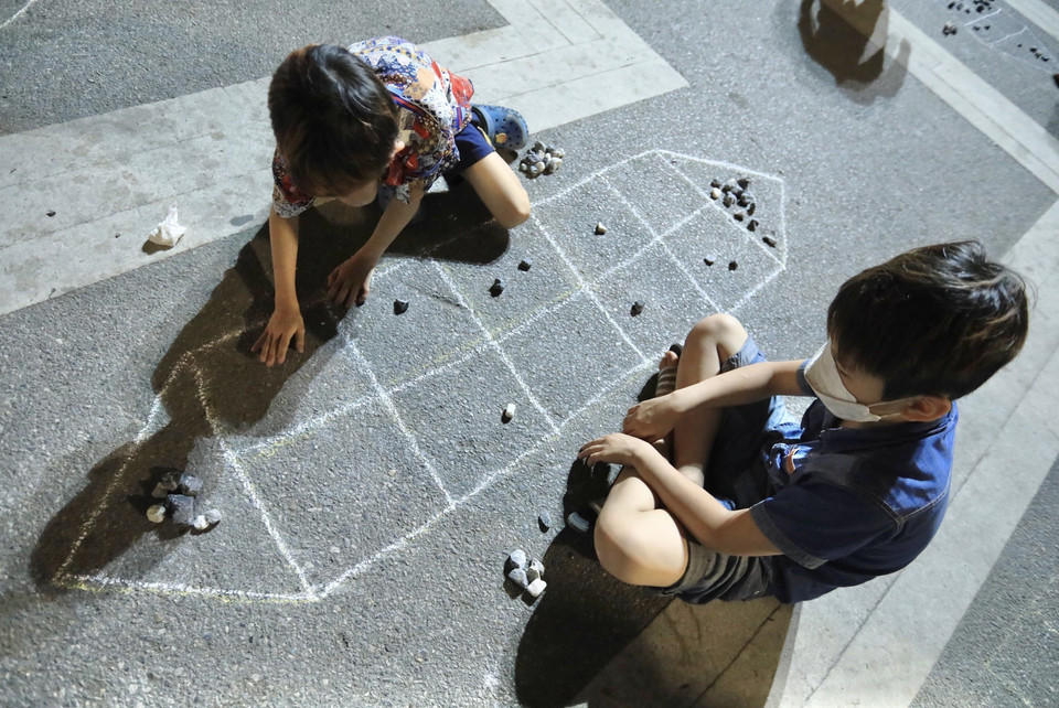 小朋友前来了解官格琪游戏的规则。图自越通社