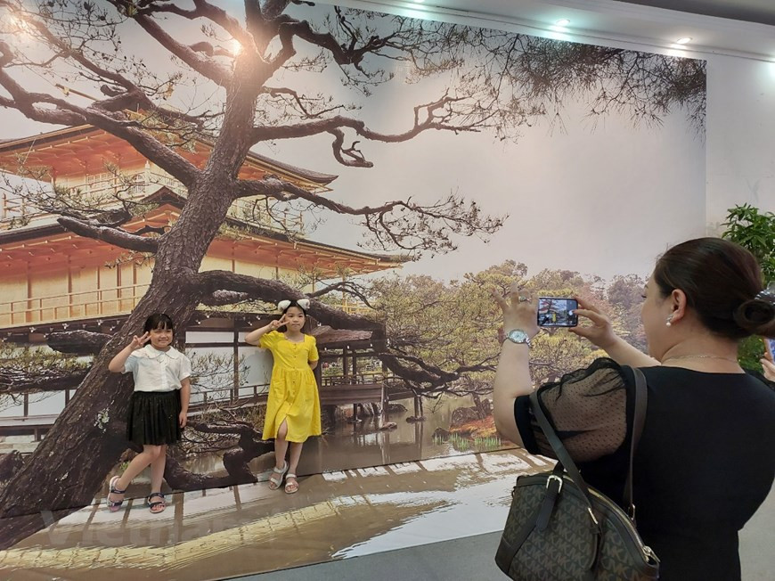 为了营造浓郁日本气息的空间，组委会在墙上贴着巨型的风景照，力争通过逼真的照片为越南人介绍日本美丽风光，从而激发越南人对探索日本风土人情的兴趣。这些巨型照片深受参观者的欢迎并成为河内游客参观和打卡的理想目的地。“赏日本文化 迎炎炎夏日”活动恰逢国际儿童节之际举办对首都儿童和河内市民，特别是日本文化爱好者来说，是一份极具意义的礼物。图自Vietnam+ src = "/đã tải lên/nguyenmt/2022_09_10/chup_anh_vs_ke_7_tang.jpg"/>