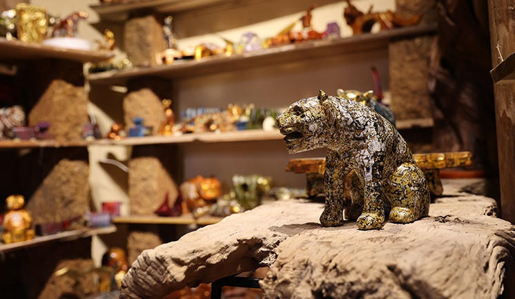 每个老虎浮雕模型都是独一无二的版本，拥有各种各样的形状。图自越通社