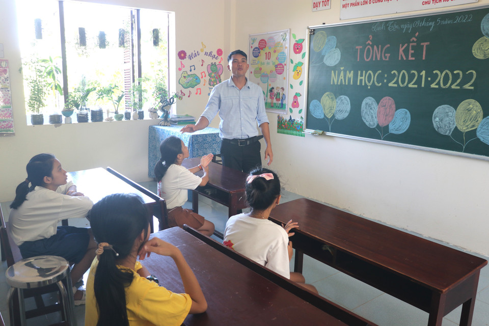 生存岛上的学生参加2021—2022学年总结仪式。图自越通社