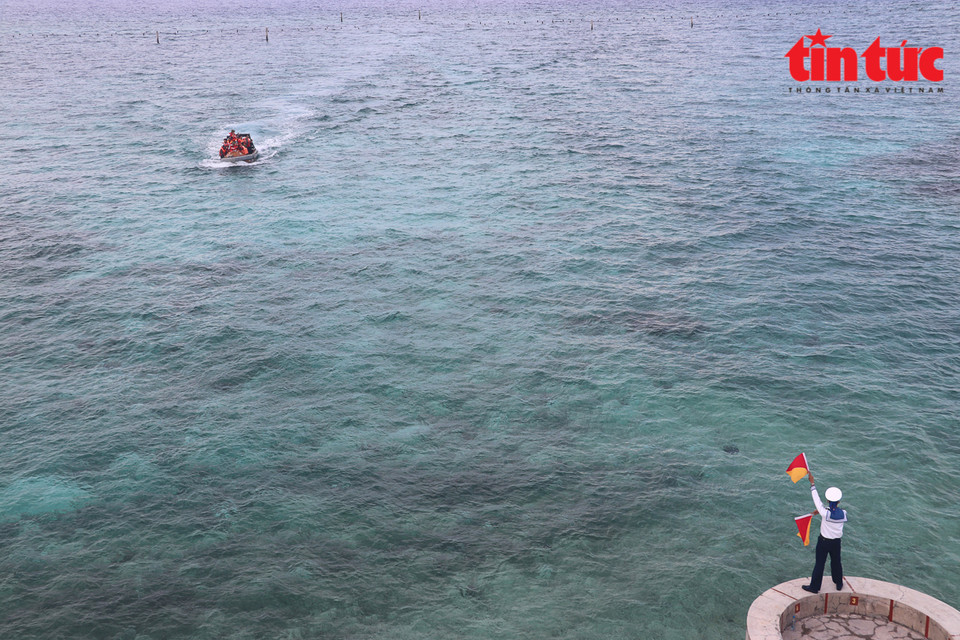 引航舵手为前往B西礁岛的船舶指引航向。图自越通社