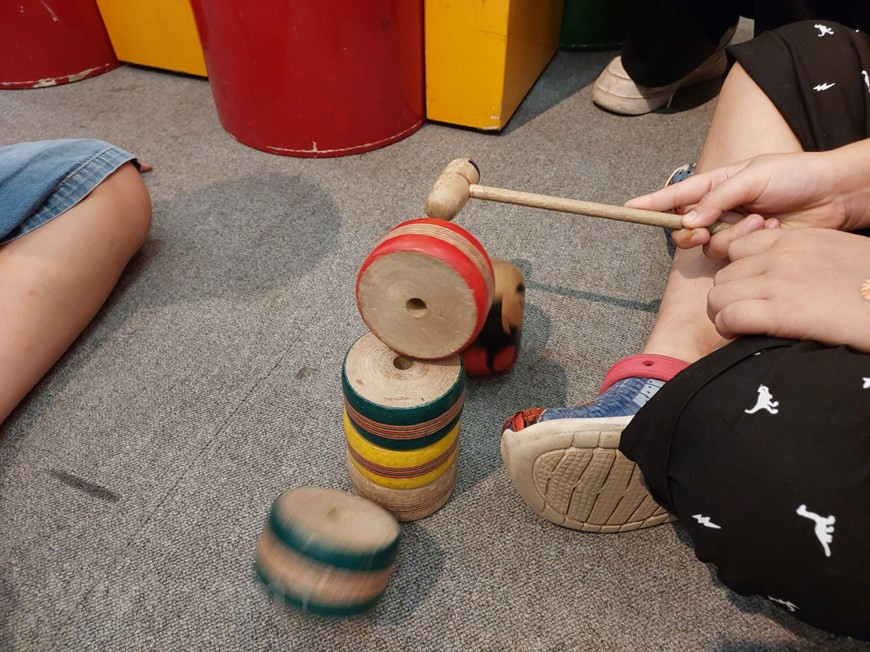 对首都儿童和市民，特别是日本文化爱好者来说，在国际儿童节之际能够沉沁在这么浓郁传统日本文化气息的空间，是一份极具意义的礼物。这几天来到越南妇女博物馆，小朋友们不仅可以亲眼目睹精致的人偶，还可以与玩剑玉、面子、翻花绳、竹蜻蜓、福笑等日本传统玩具玩耍。图自Vietnam+