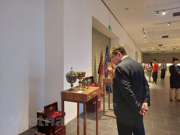 题为“伊朗艺术遗产：文明的摇篮”的展览会7月13日在越南民族学博物馆东南亚楼栋开幕。该展览会由伊朗驻越南大使馆、越南民族学博物馆与越南社会科学翰林院联合举办。该展览会拉开了2023年越南与伊朗纪念建交50周年各项纪念活动的序幕。按计划，该展览会将延长到7月31日。图自Vietnam+