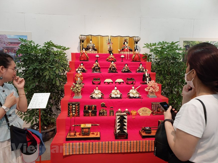 “七阶十五人形” 的传统摆设方式是从娃娃方向的男左女右，正面看是男右女左，现代常见从娃娃方向看男右女左的方式是明治维新后流行的西化摆法。最上阶金色屏风前的两樽穿着豪华的分别是左为穿着衣冠束带的天皇及右为穿着厚厚的十二单衣的皇后。图自Vietnam+