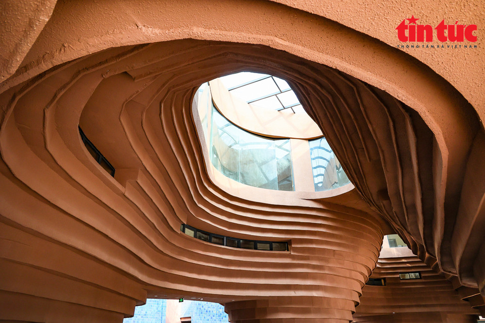 该中心里面的空间再现了古老烧陶瓷炉的建筑。图自越通社信息报