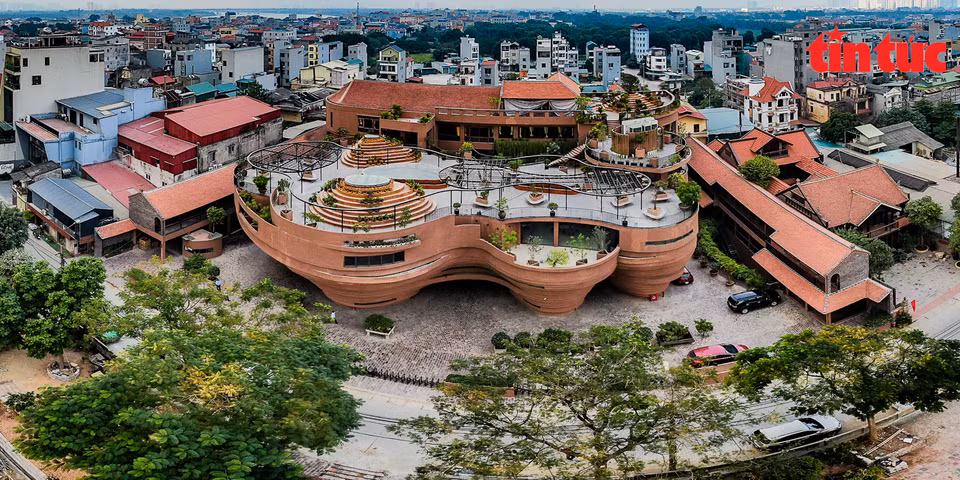 该建筑设计的灵感来自于制作手工陶器的陶轮，其主要材料是陶砖、陶瓦和马赛克瓷砖等。图自越通社信息报