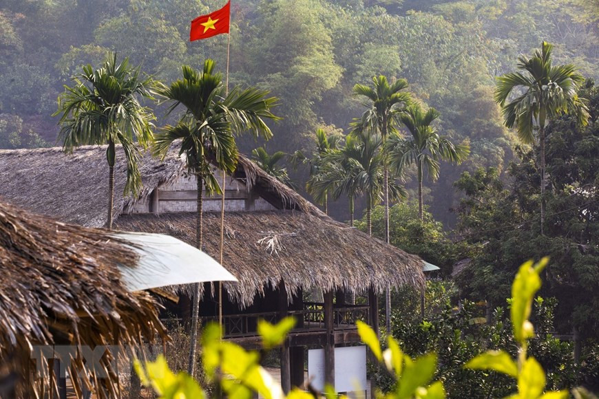 在高脚屋的屋顶下，多代芒族人过上悠闲而宁静的生活。图自越通社