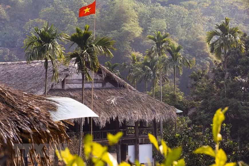 在高脚屋的屋顶下，多代芒族人过上悠闲而宁静的生活。图自越通社
