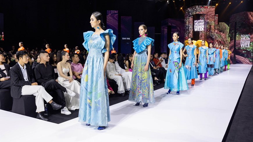 服装上典雅时尚赢得服装爱好者的青睐。图自Vietnam+