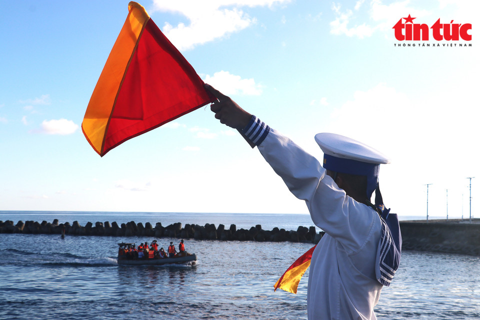 引航舵手为前往双子西岛的船舶指引航向。图自越通社