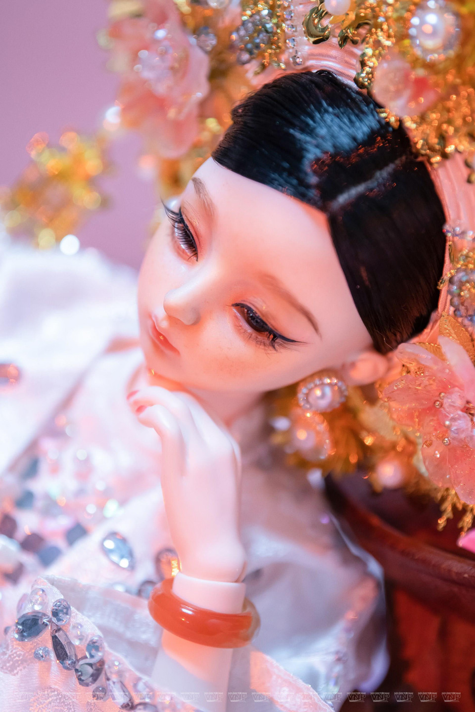 四府娃娃面部彩绘、化妆、配饰、鞋子、服装等，都按照具体的规格。图自越南画报