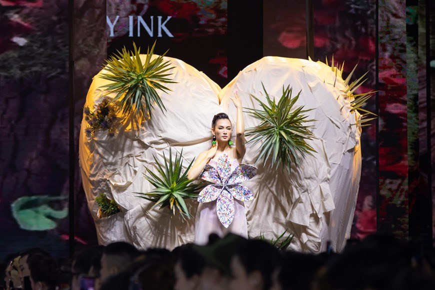 舞台设计给现场观众留下深刻印象。Tiny Ink黄鹃服装设计师在走秀舞台上展示2米高的心形模型，象征着一块宝石，其充分体现该服装集的设计理念。图自Vietnam+