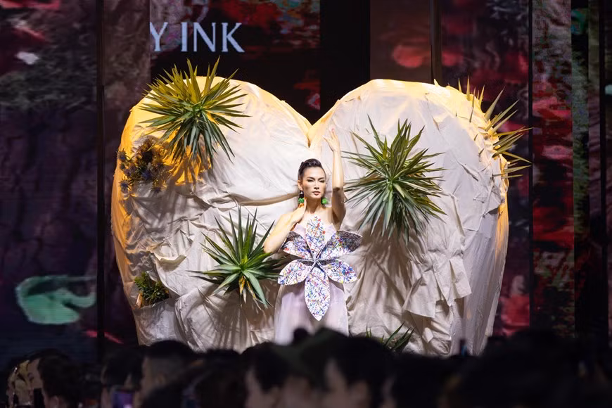 舞台设计给现场观众留下深刻印象。Tiny Ink黄鹃服装设计师在走秀舞台上展示2米高的心形模型，象征着一块宝石，其充分体现该服装集的设计理念。图自Vietnam+