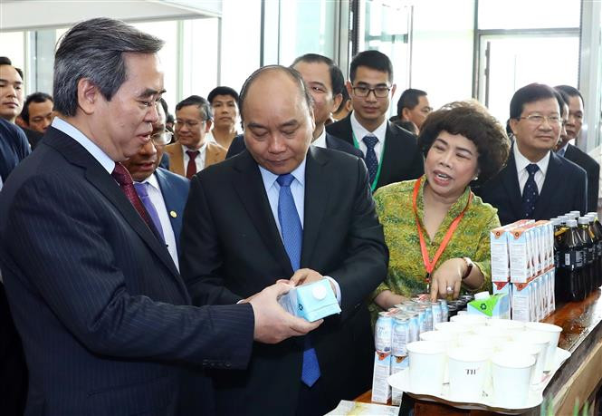 阮春福参观各展位。越通社记者统一 摄