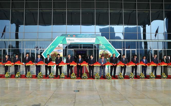 阮春福出席“三农”决议实施10周年成就展并为开幕式剪彩。越通社记者统一 摄