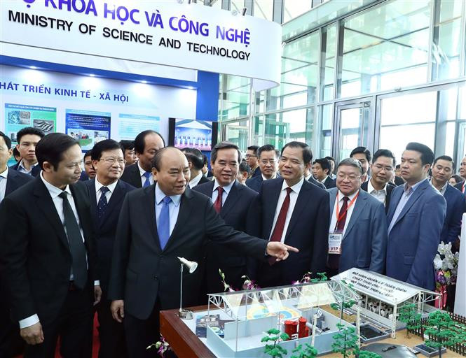 阮春福参观各展位。越通社记者统一 摄