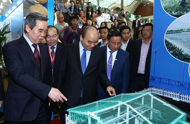  阮春福参观个展位。越通社记者统一 摄