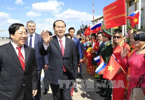 旅俄越南人社群来到机场迎接陈大光主席一行。