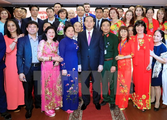 陈大光与旅俄越南人社群代表合影。