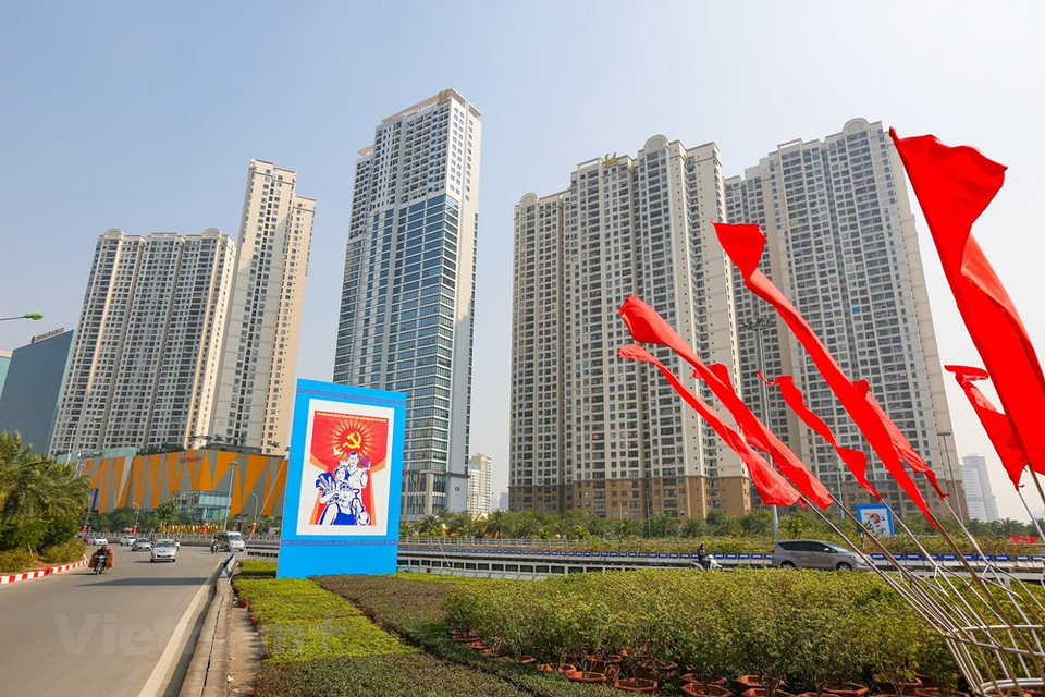 为了迎接越共十三大召开，这几天来，首都河内大街小巷张灯结彩，全市主要街道到处可见鲜红的国旗和党旗迎风飘扬，七彩花卉比比皆是。按计划，越南共产党第十三次全国代表大会将于1月25日至2月2日在首都河内举行。首都河内新建设工程也挂满大型宣传海报。图自Vietnam+