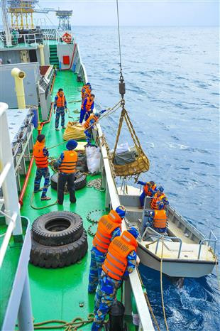 干部战士们向DK1/15 海上高脚屋运送年货。图自越通社