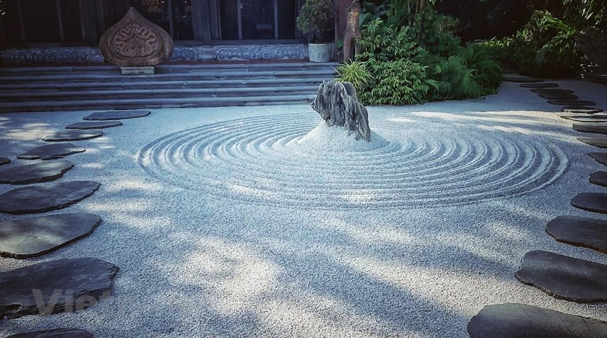 这座寺庙的正殿门前地上有用砾石拼成的12个圆圈，象征着人生。图自 越通社